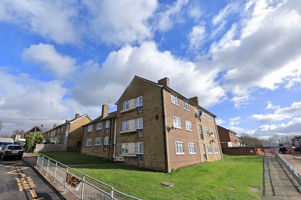 2 bed flat to rent in Chace Avenue, Potters Bar EN6, £1,450 pcm Zoopla