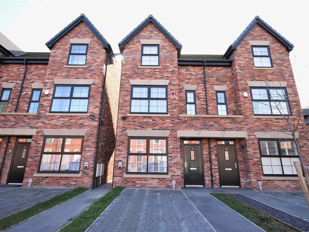 4 bed semidetached house for sale in Carlton Street, Monton