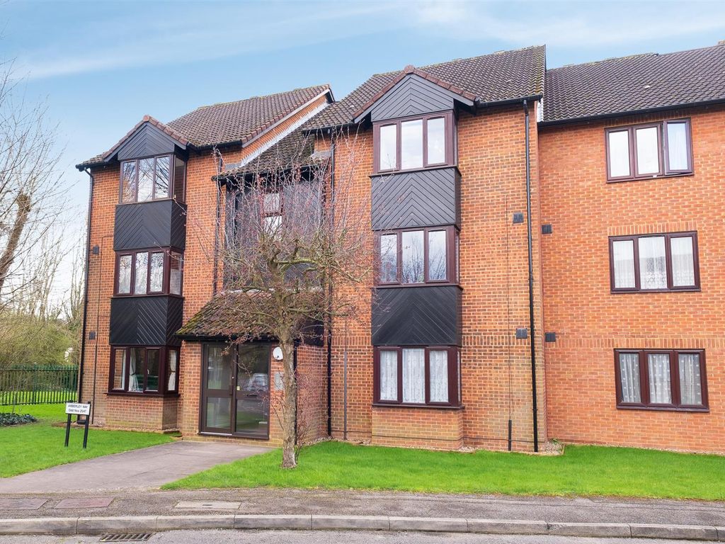 Studio to rent in Amberley Way, Uxbridge UB10, £925 pcm Zoopla