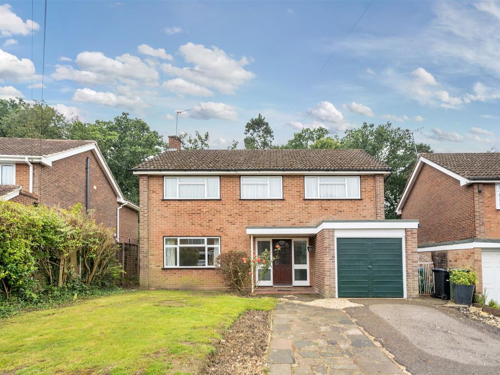 4 bed detached house for sale in Blenheim Close, Watford WD19, £900,000