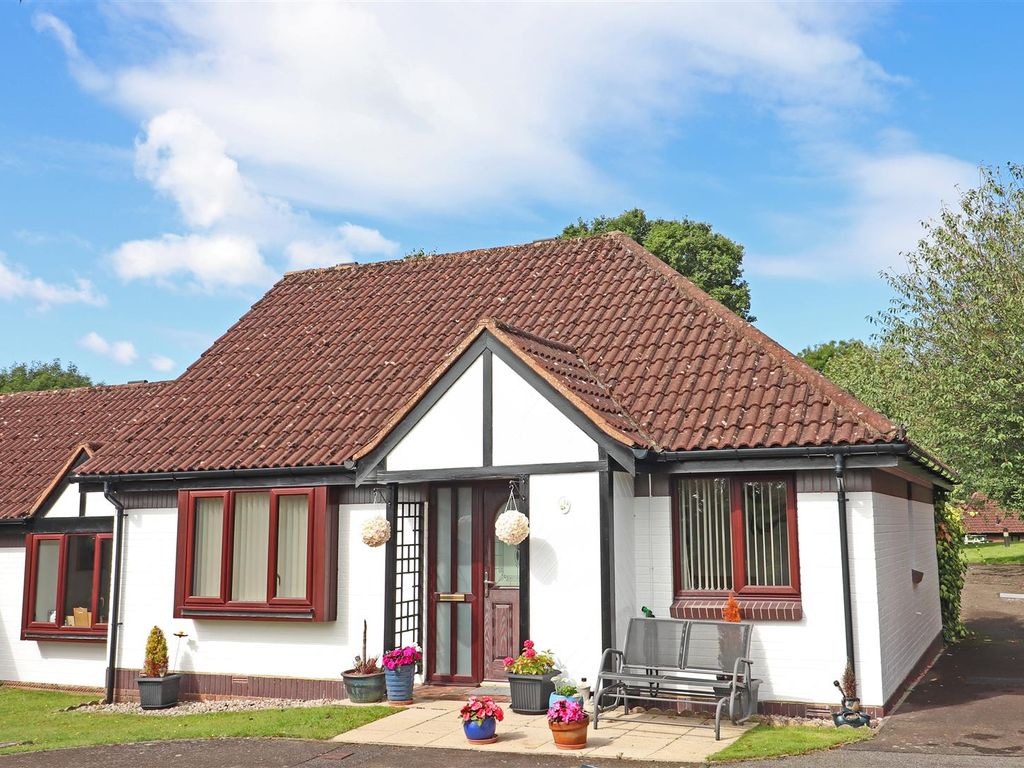 2 bed semidetached bungalow for sale in Oaklands Drive, Redhill RH1, £