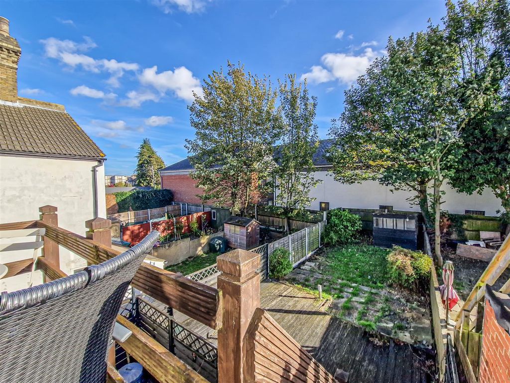 1 bed flat for sale in East Street, SouthendOnSea SS2, £150,000 Zoopla