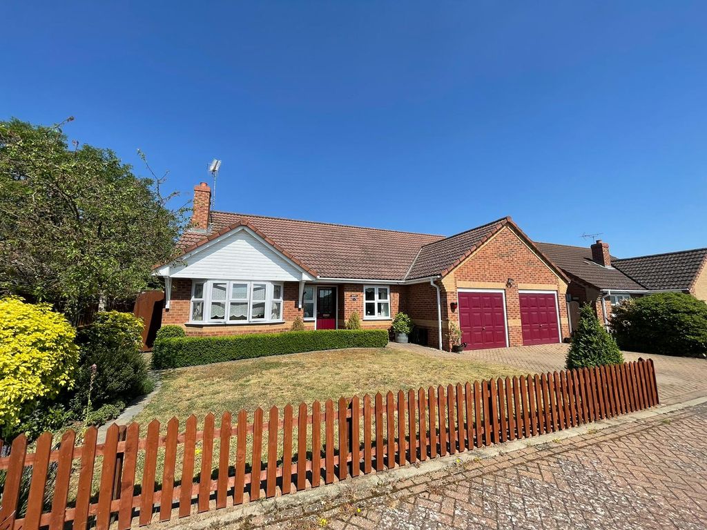 3 bed detached bungalow for sale in Hallmark Close, Lakenheath, Brandon