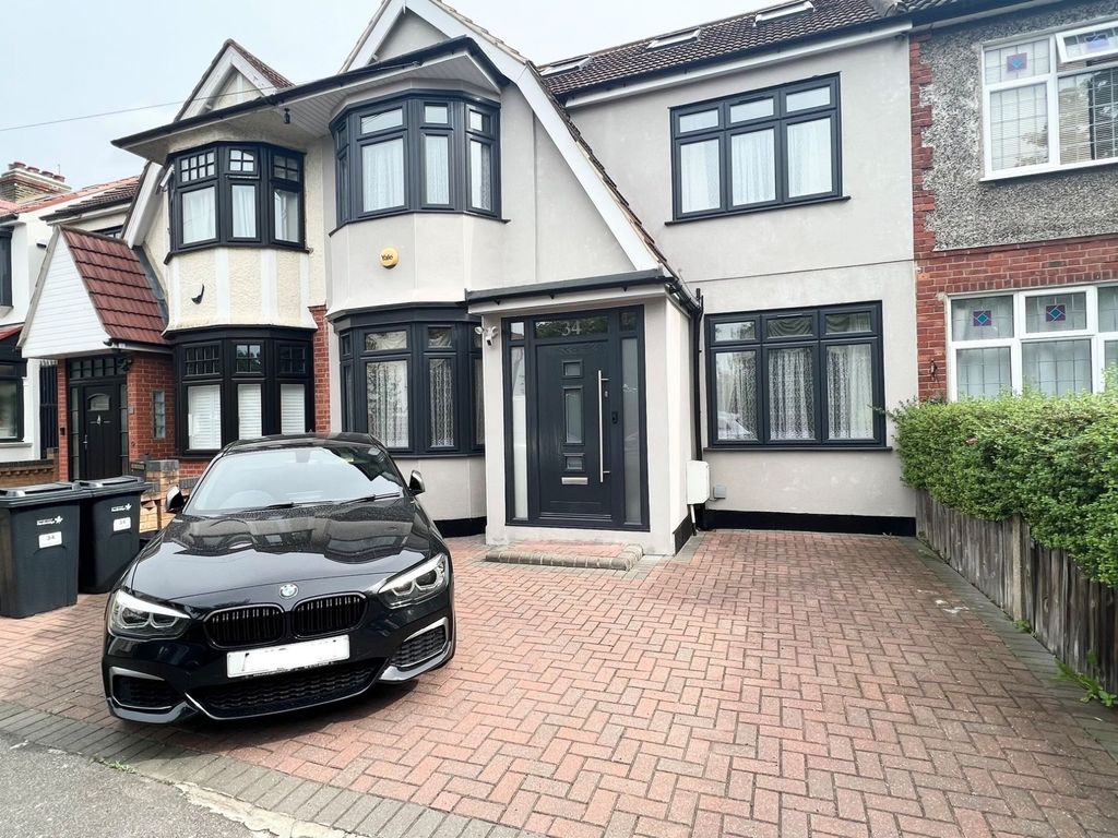 Room to rent in Gardens, Ilford IG4, £550 pcm Zoopla