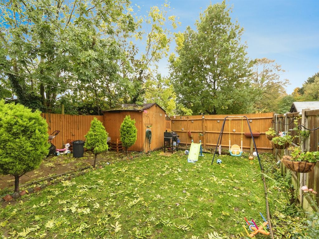 4 bed end terrace house for sale in Barnwell, Stevenage SG2, £410,000