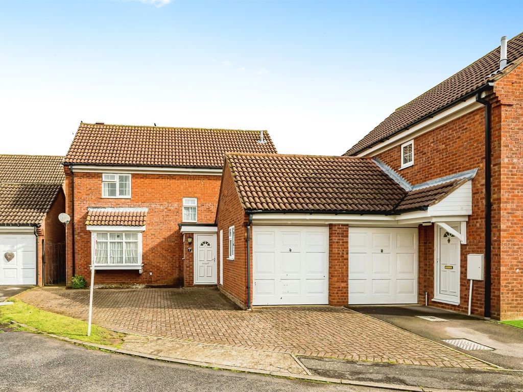 4 bed detached house for sale in Wallace End, Aylesbury HP21, £380,000