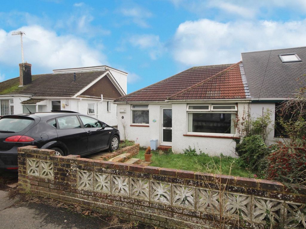 3 bed bungalow to rent in Valley Road, Sompting, Lancing, West Sussex