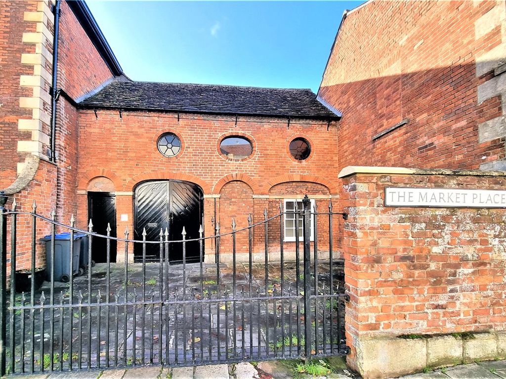 3 bed detached house to rent in The Market Place, Devizes, Wiltshire