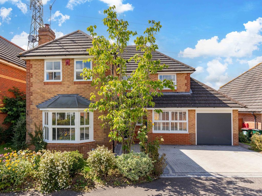 4 bed detached house for sale in Purley Close, Maidenbower RH10, £