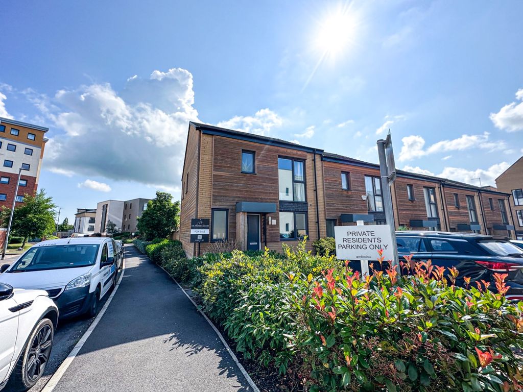 3 bed end terrace house for sale in Firepool Crescent, Taunton TA1, £