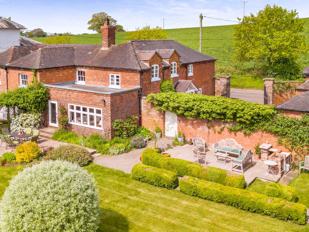 5 bed detached house for sale in Newport Road, Edgmond, Newport TF10, £