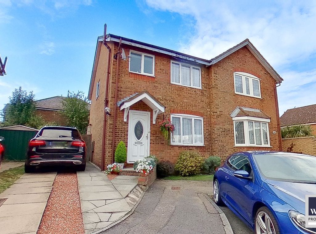 3 bed semidetached house for sale in Northwood Close, Cheshunt EN7, £
