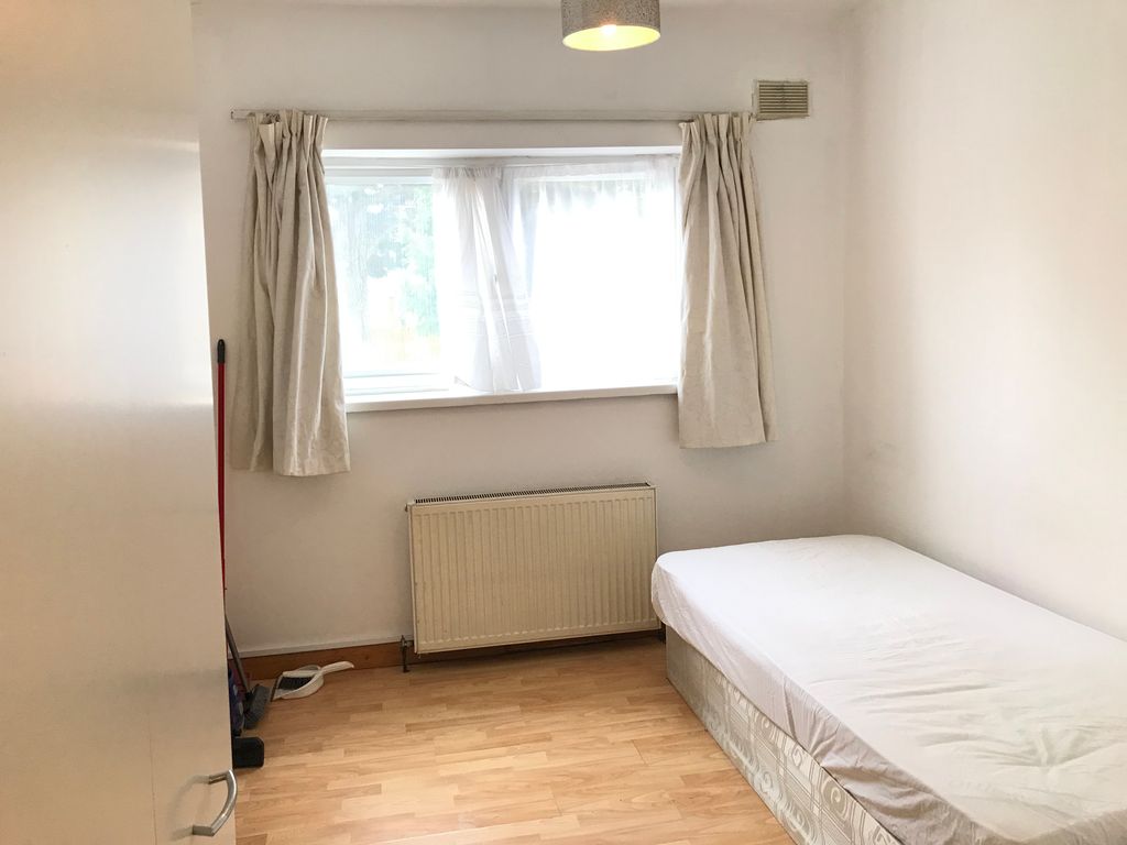 Studio to rent in Dene Avenue, Hounslow TW3 Zoopla