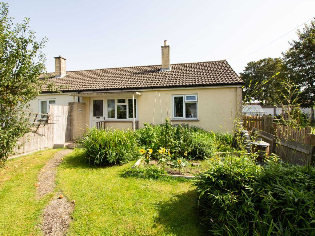 3 bed semidetached bungalow for sale in The Mead, Rode BA11, £265,000
