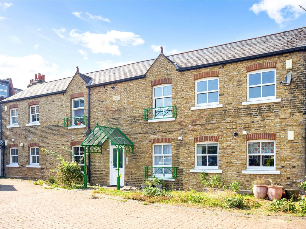 2 bed flat for sale in South Park Road, London SW19, £350,000 Zoopla