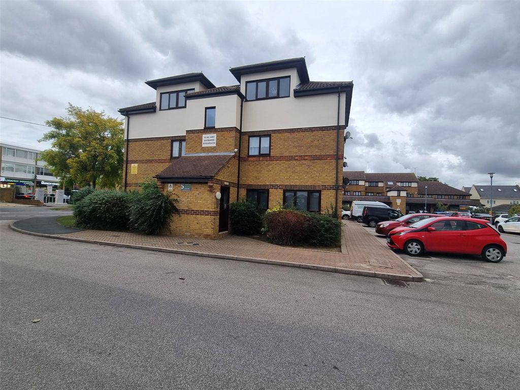 2 bed flat to rent in Rectory Road, Rochford, Essex SS4, £1,000 pcm