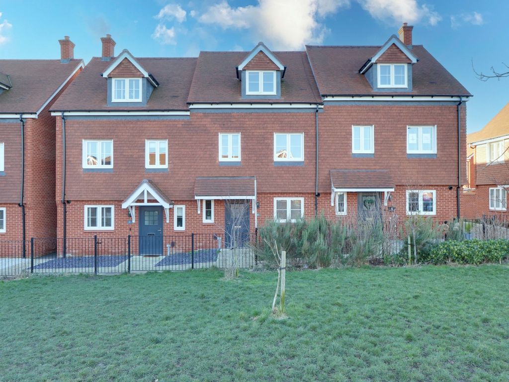 4 bed town house for sale in Fishbourne Gardens Chineham, Basingstoke, Hampshire RG24, £425,000