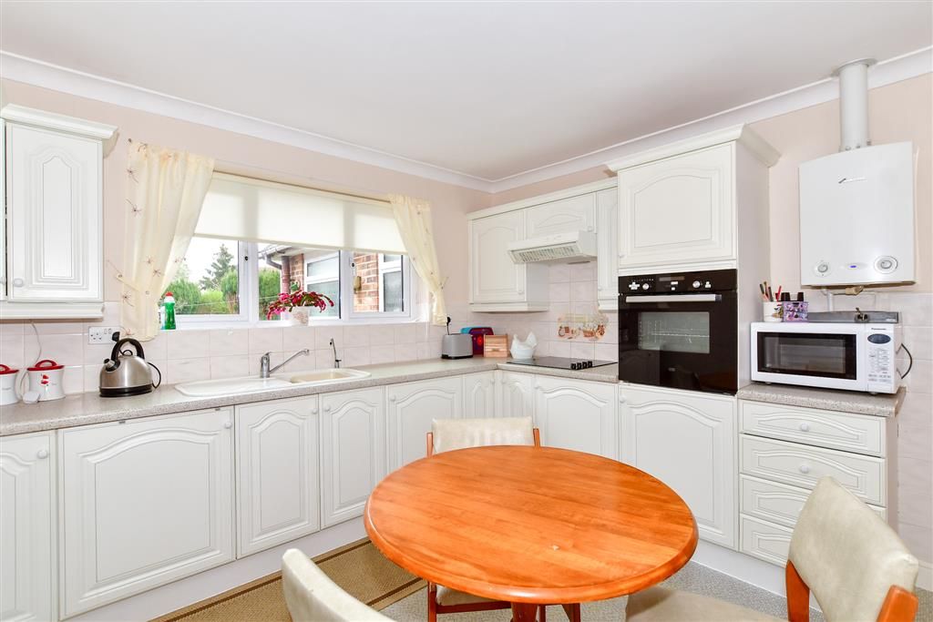 3 bed detached bungalow for sale in Valley Drive, Maidstone, Kent ME15