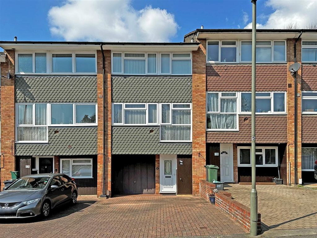 3 bed terraced house for sale in Nash Drive, Redhill RH1, £475,000 Zoopla