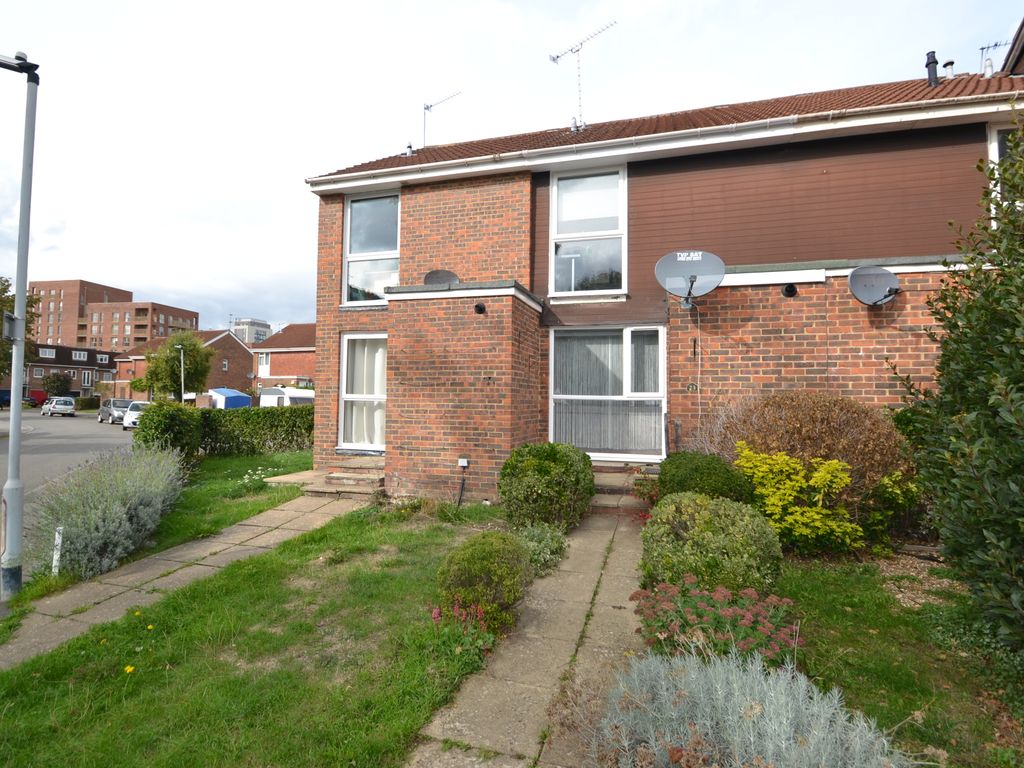 2 bed terraced house to rent in Fotherby Court, Maidenhead SL6, £1,500