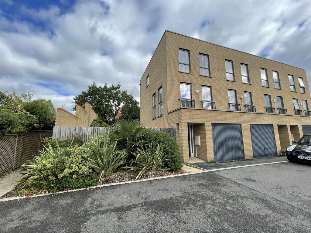 4 bed end terrace house to rent in Horizon Place, Studio Way