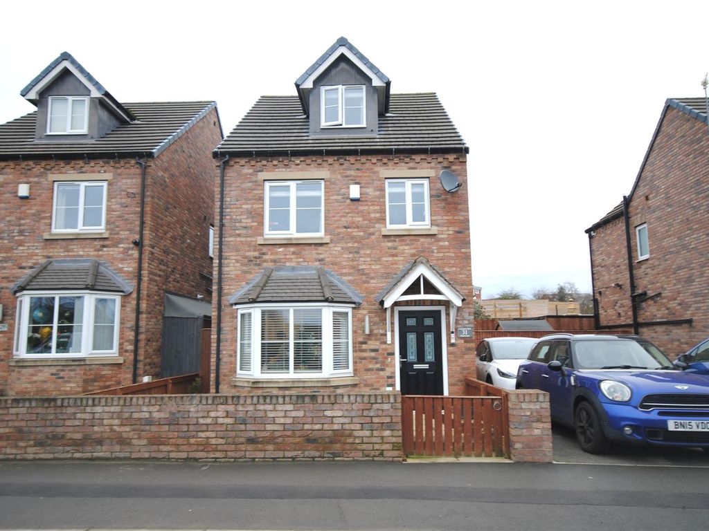 4 bed detached house for sale in Green Lane, Garforth, Leeds LS25, £