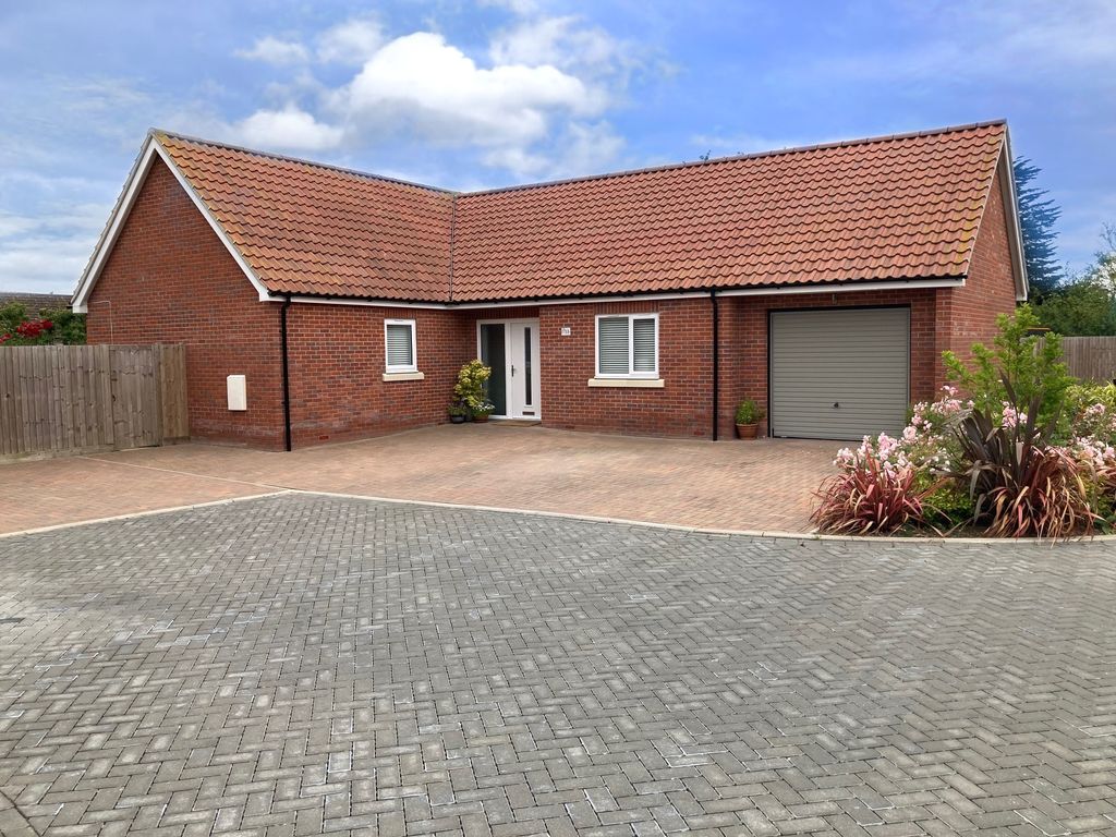3 bed detached bungalow for sale in The Oaks, Great Oakley, Harwich