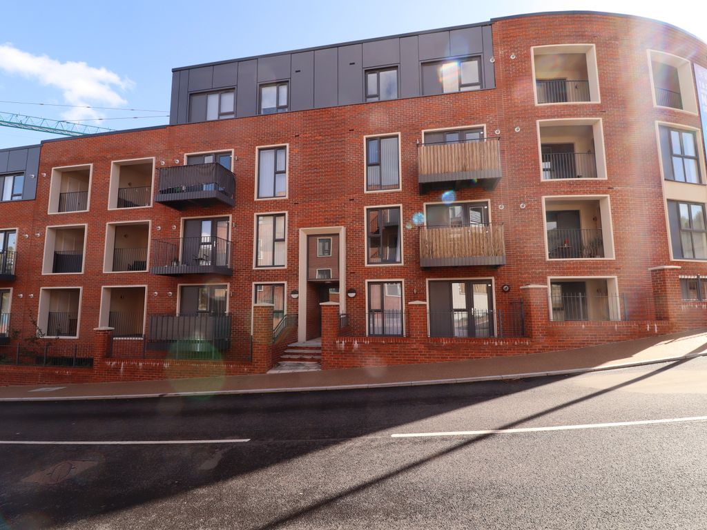 2 bed flat to rent in Suffield Lodge, Suffield Hill, High