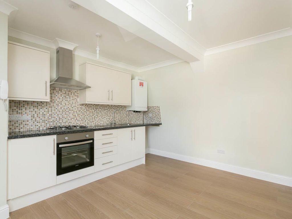 2 bed flat to rent in Priory Avenue, London E17 Zoopla