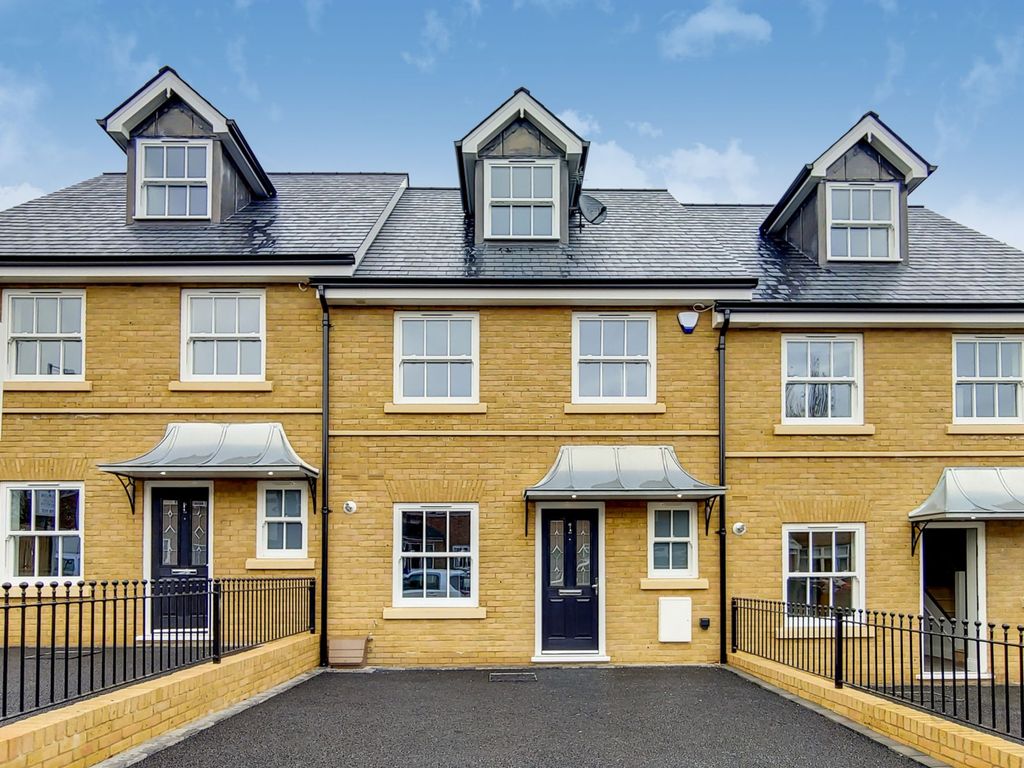 3 bed terraced house to rent in Westbury Lane, Buckhurst Hill IG9, £