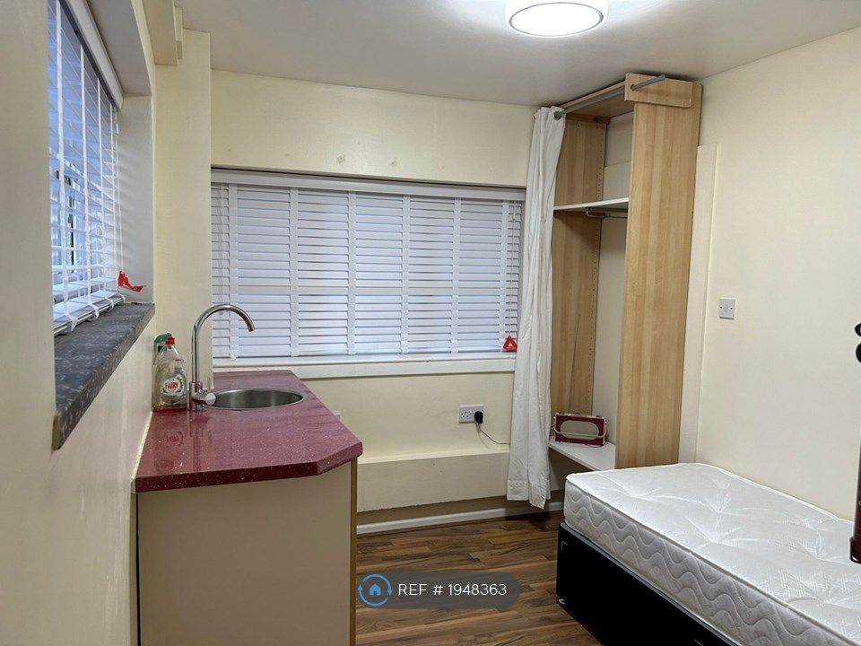 Room to rent in Ravenswood Drive South, Solihull B91, £450 pcm Zoopla