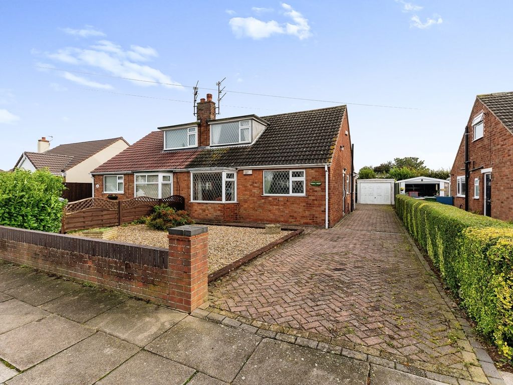 3 bed semidetached bungalow for sale in Fallowfield Road, Grimsby DN33