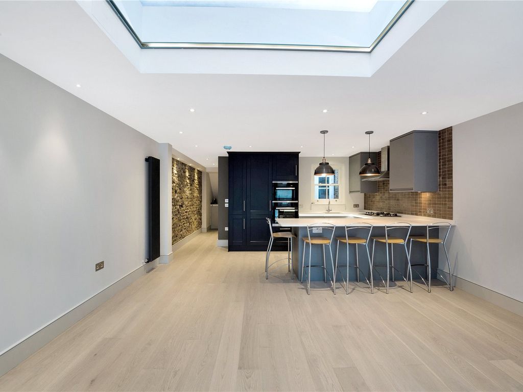 2 bed flat to rent in St. James's Drive, Wandsworth Common, London SW17