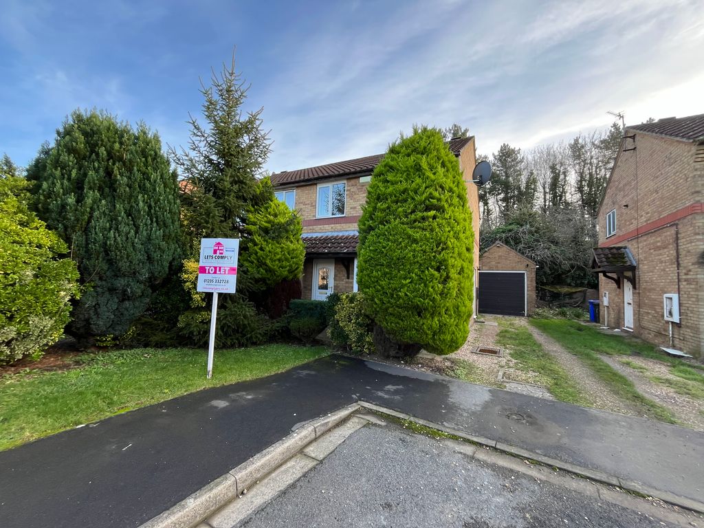 3 bed semidetached house to rent in Sinclair Close, Boston PE21, £800