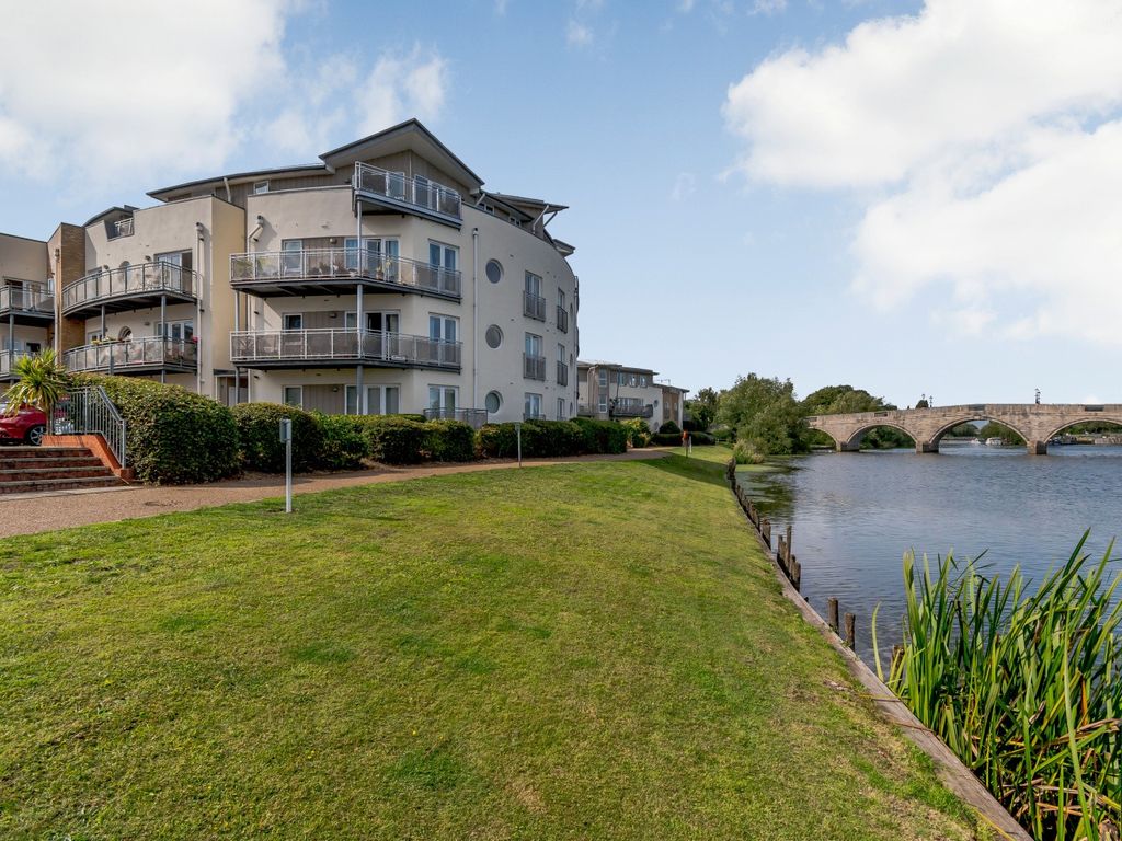 2 bed flat to rent in Bridge House, Bridge Wharf, Chertsey KT16 Zoopla