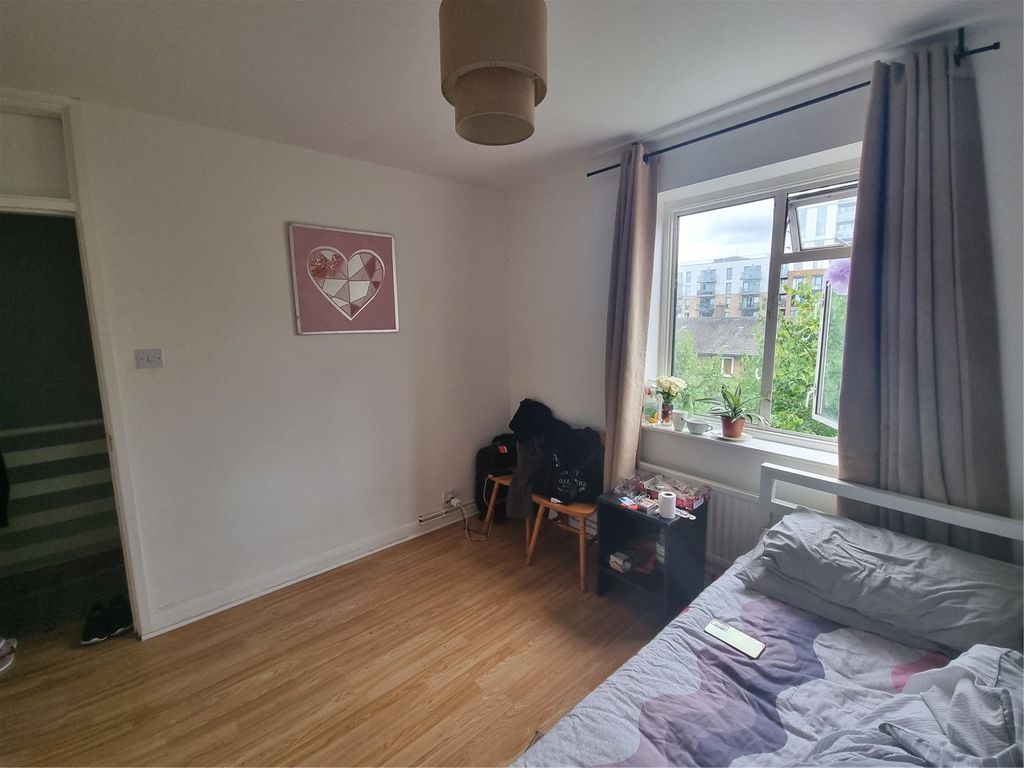 Hind Grove, London E14  