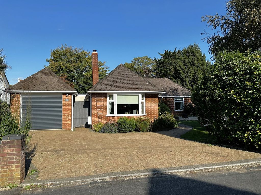 3 bed property for sale in Lunedale Road, Dibden Purlieu SO45, £565,000