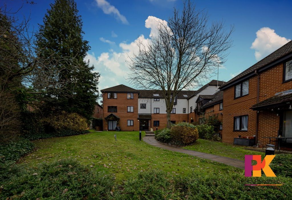 2 bed flat to rent in St. Court, Eaton Avenue, High