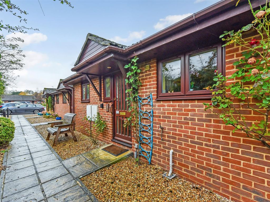 2 bed bungalow for sale in Ashlawn Gardens, Winchester Road, Andover