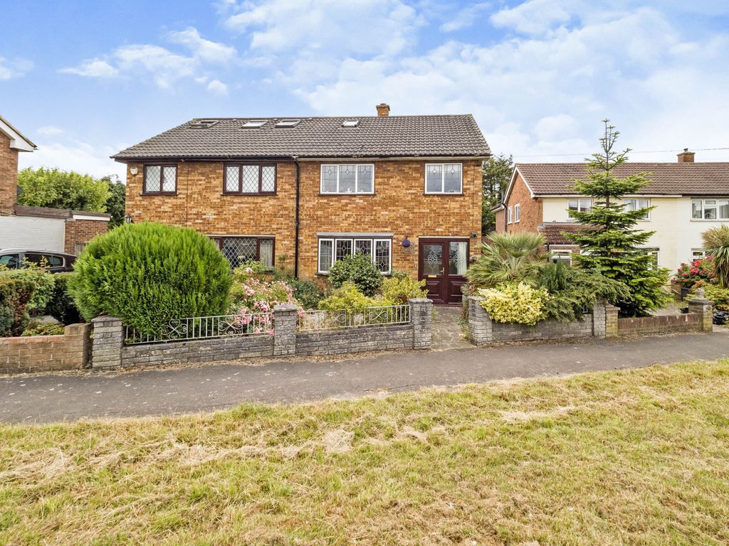 3 bed semidetached house for sale in Fairview Drive, Chigwell IG7 Zoopla