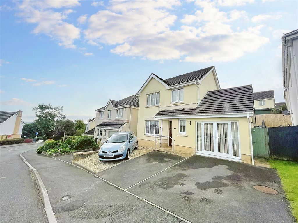 4 bed detached house for sale in Maes Y Wennol, Carmarthen SA31, £