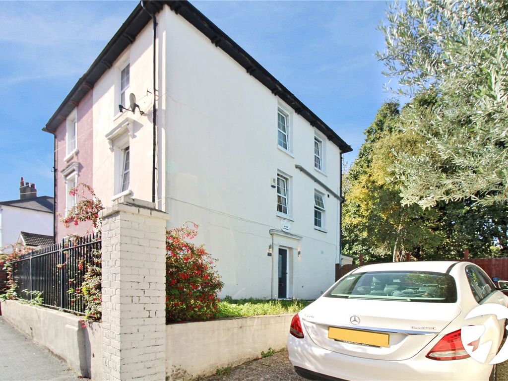 4 bed semidetached house to rent in Albion Road, Gravesend, Kent DA12