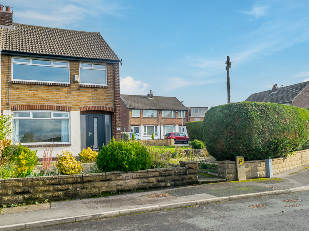3 bed semidetached house for sale in Ashwood Gardens, Morley, Leeds