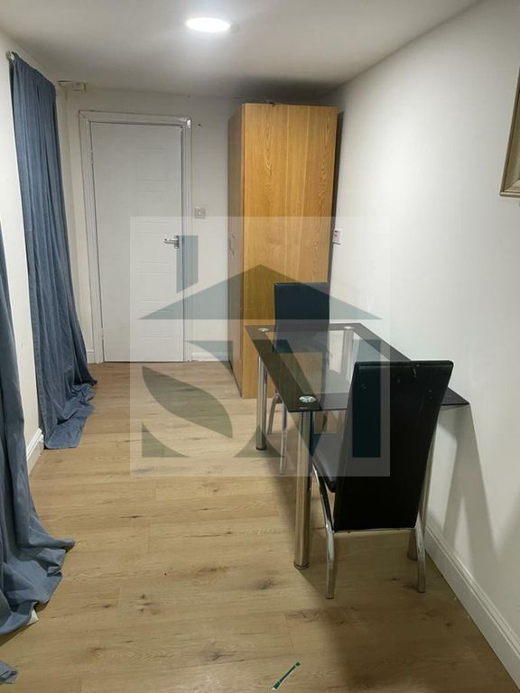 Studio to rent in Morden Gardens, Mitcham, Surrey CR4, £1,100 pcm Zoopla