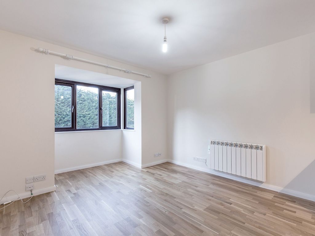 1 bed flat to rent in Bushey Grove Road, Bushey WD23, £1,250 pcm Zoopla