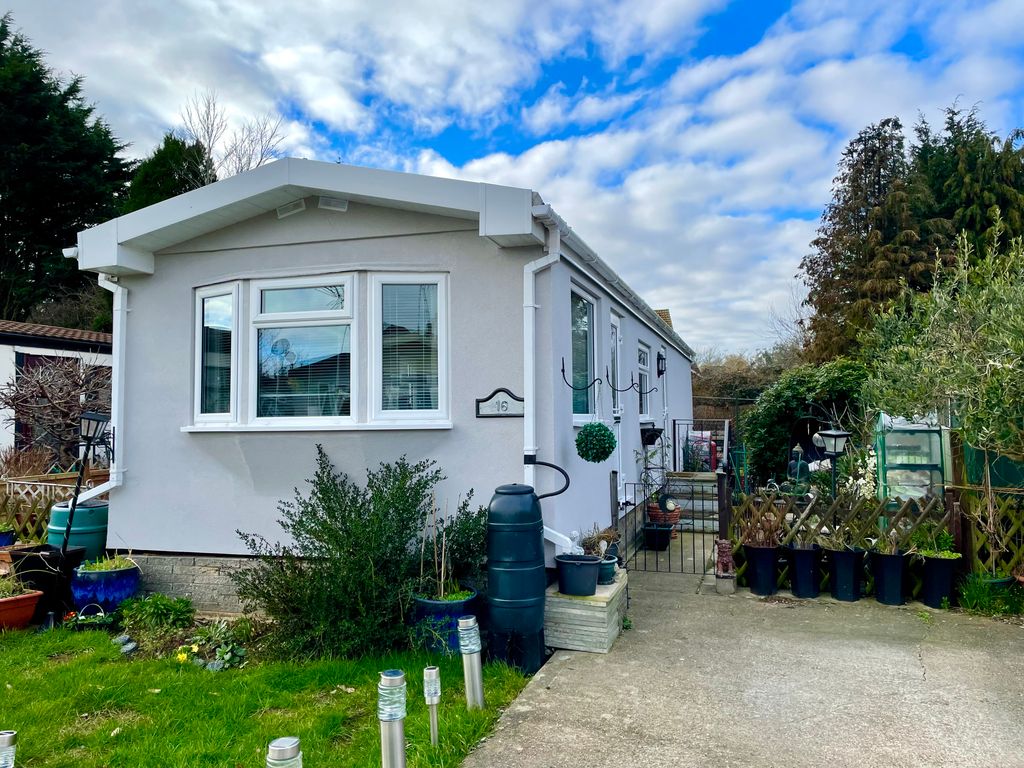 2 bed mobile/park home for sale in Worthing Road, Rustington