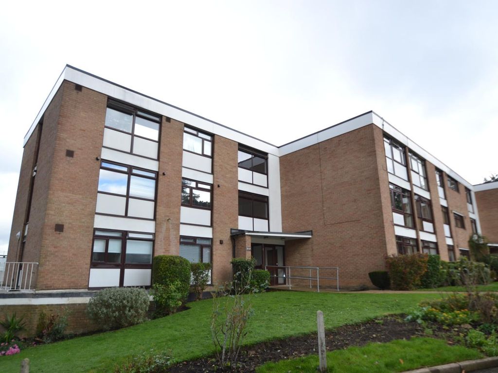 2 bed flat to rent in Oatlands Drive, Weybridge, Surrey KT13, £1,695