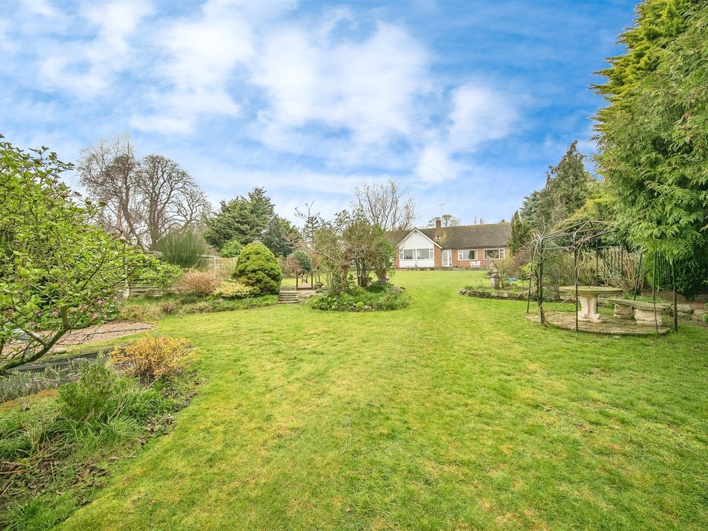 3 bed detached bungalow for sale in Belstead Road, Ipswich IP2, £