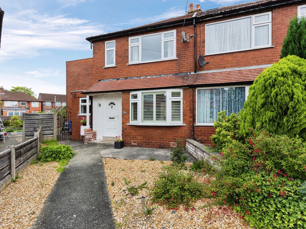 3 bed semidetached house for sale in Heatley Close, Denton, Manchester