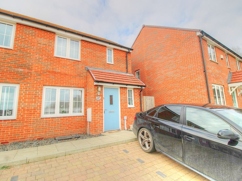 3 bed semidetached house for sale in Primrose Field, Stone Cross
